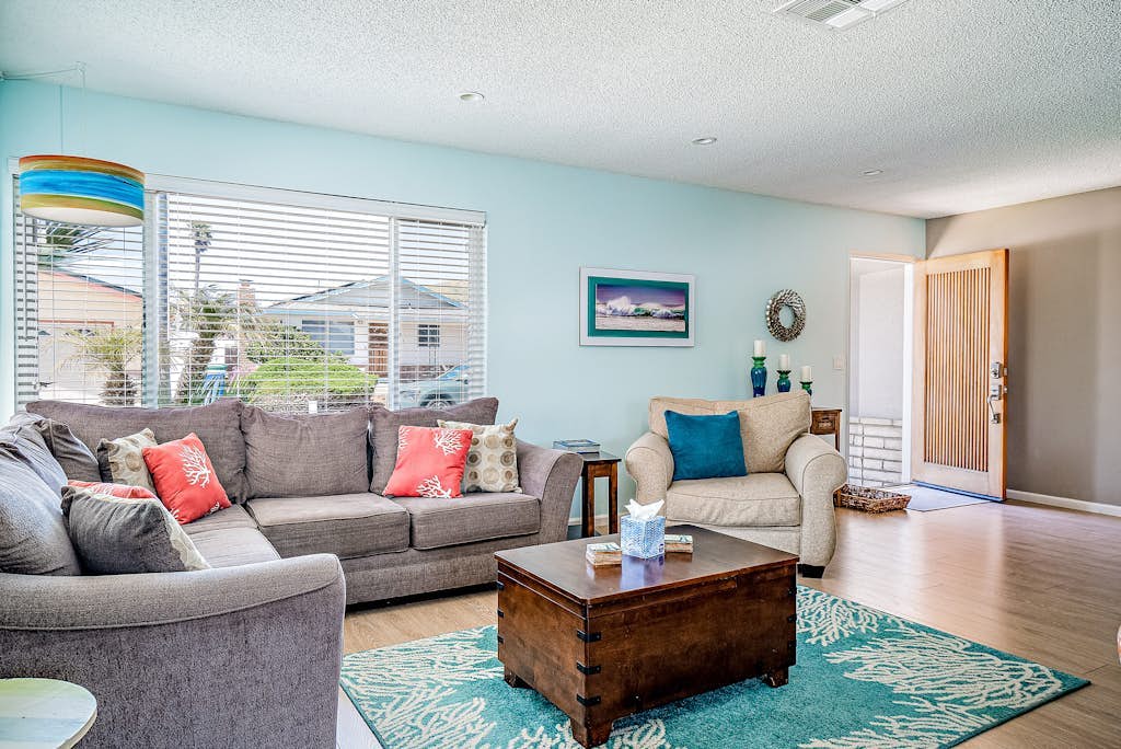 Charming Beachside Bungalow w/ Light & Airy D'cor -- 300 Yards to Beach