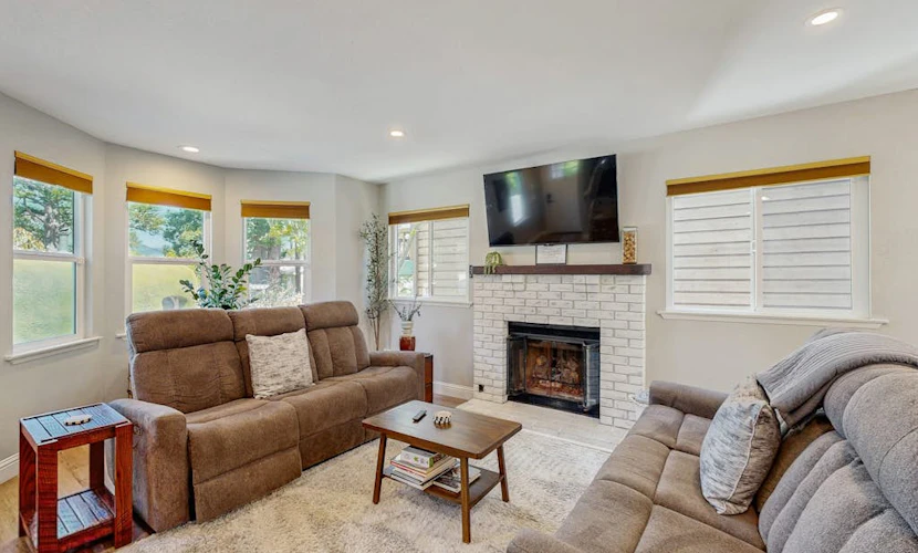 Two-story home w/enclosed yard, patio, gas fireplace, washer/dryer, & fast WiFi