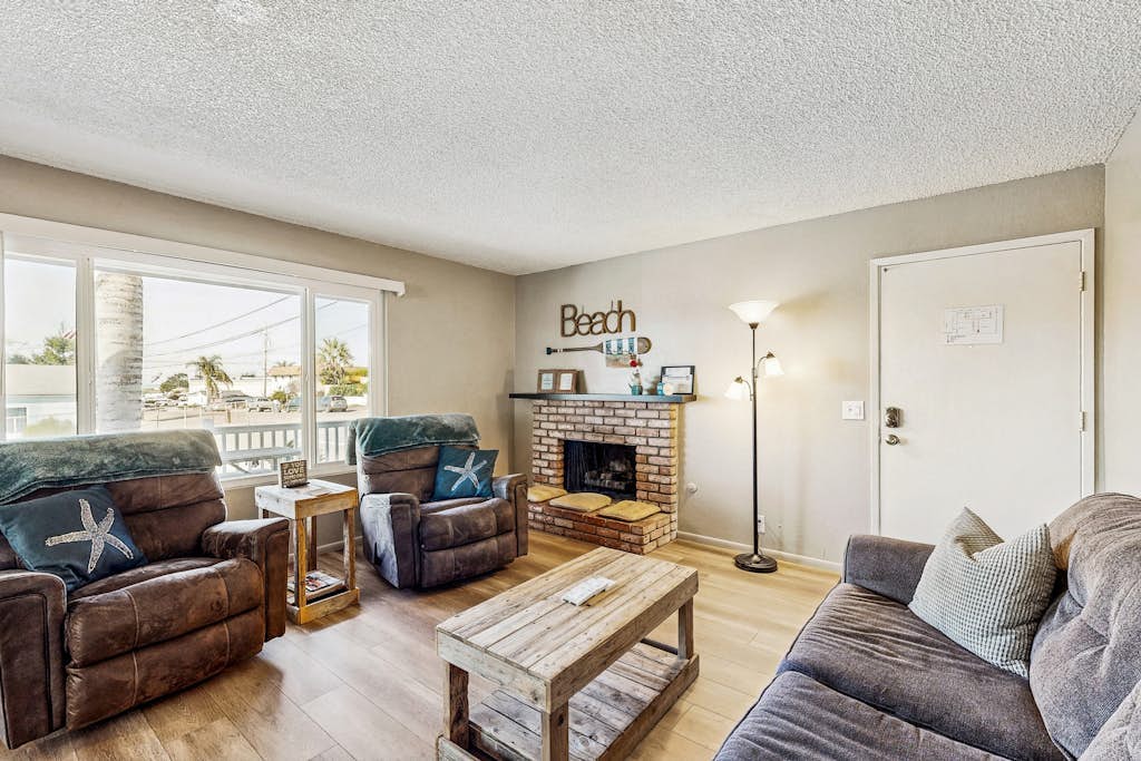 Terrific home close to the beach, restaurants, parks, and activities w/free WiFi