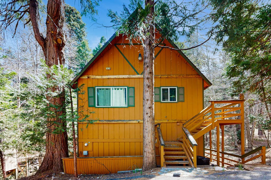 Fantastic & private lake retreat with spacious deck - perfect location near town
