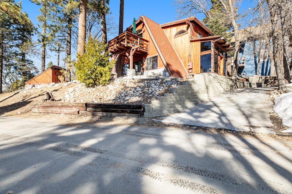 Classic two-story cabin & loft with fast WiFi, wood stove & balcony - ski nearby