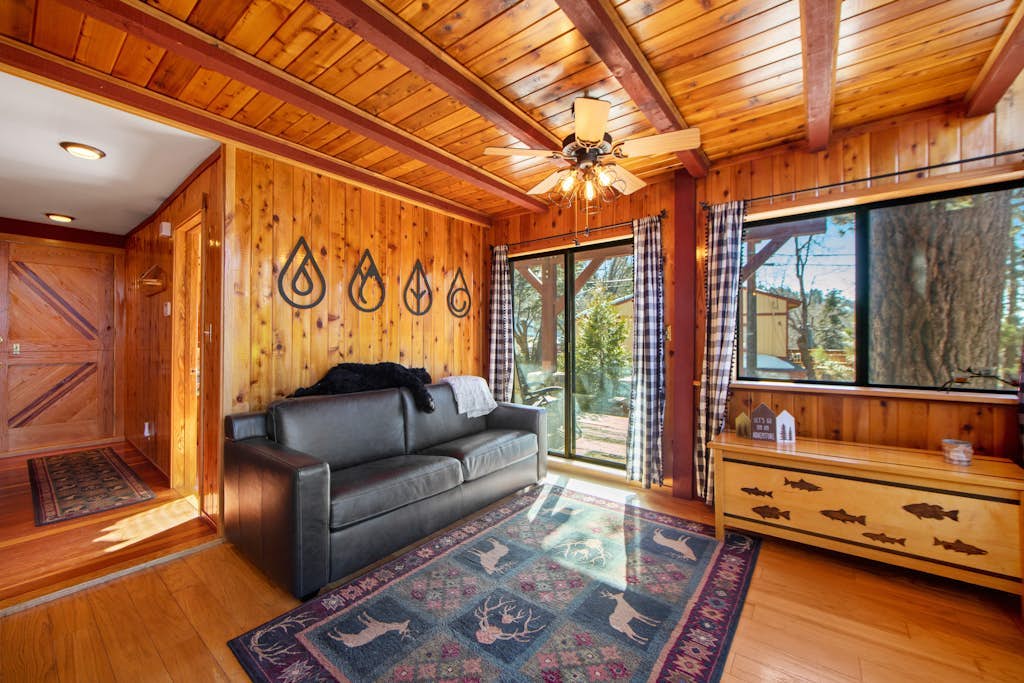 Classic two-story cabin & loft with fast WiFi, wood stove & balcony - ski nearby