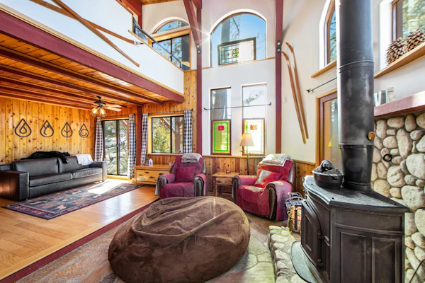 Classic two-story cabin & loft with fast WiFi, wood stove & balcony - ski nearby