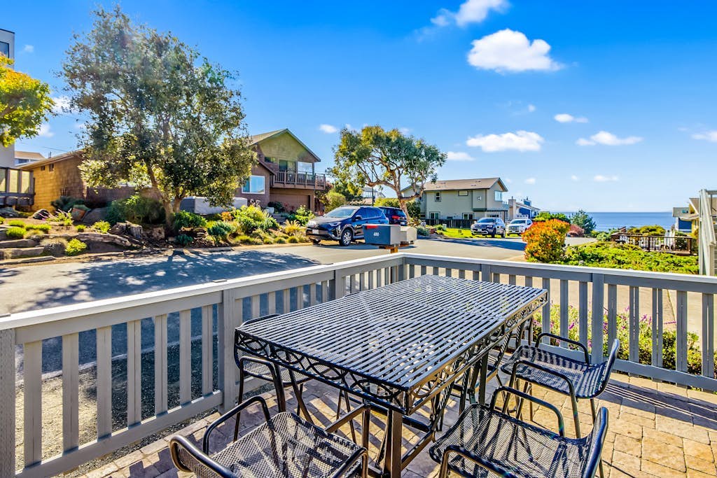 Elegant ocean-view home with firepit & W/D - walk to Moonstone Beach