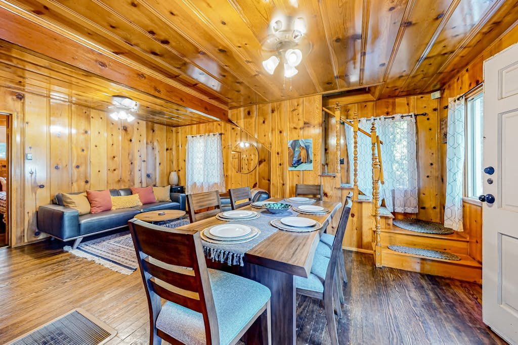 Bohemian, peaceful dog-friendly cabin with mountain views, large yard, and games