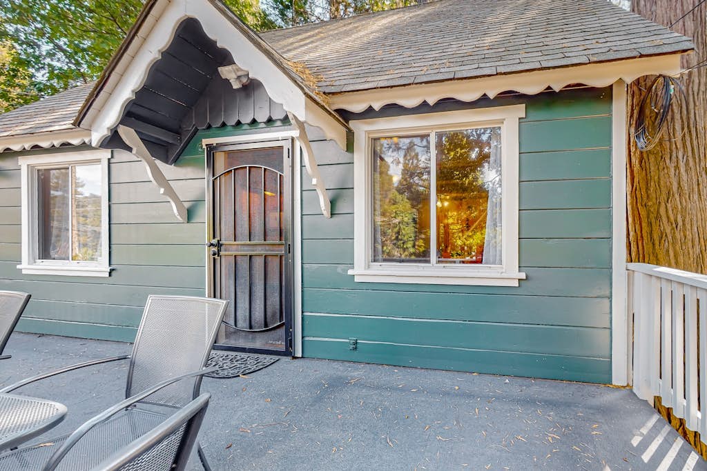 Bohemian, peaceful dog-friendly cabin with mountain views, large yard, and games