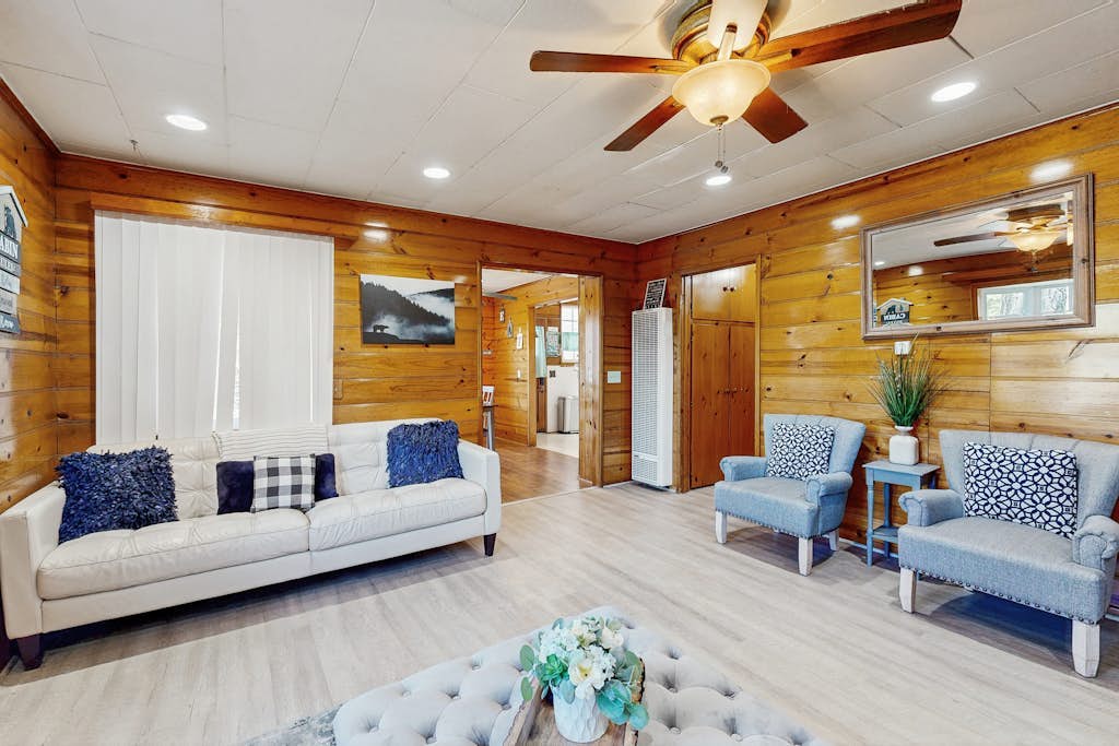Cozy family friendly home w/ private hot tub & outdoor kitchen - Walk to lake!