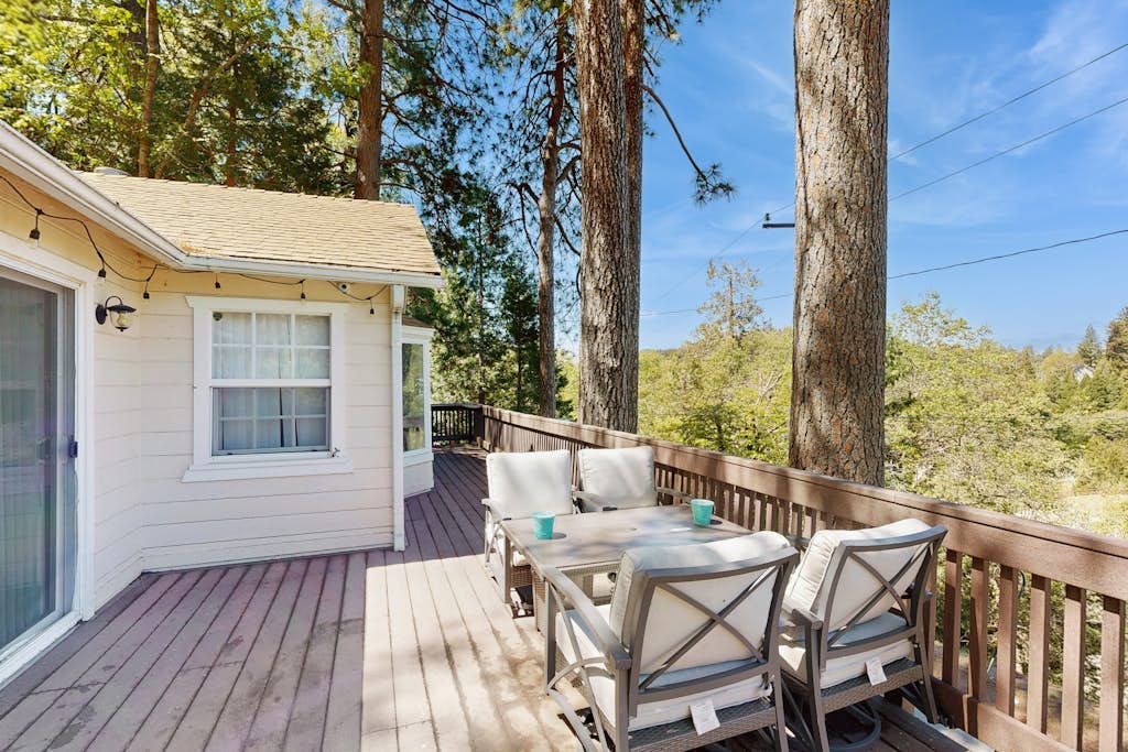 Cozy family friendly home w/ private hot tub & outdoor kitchen - Walk to lake!