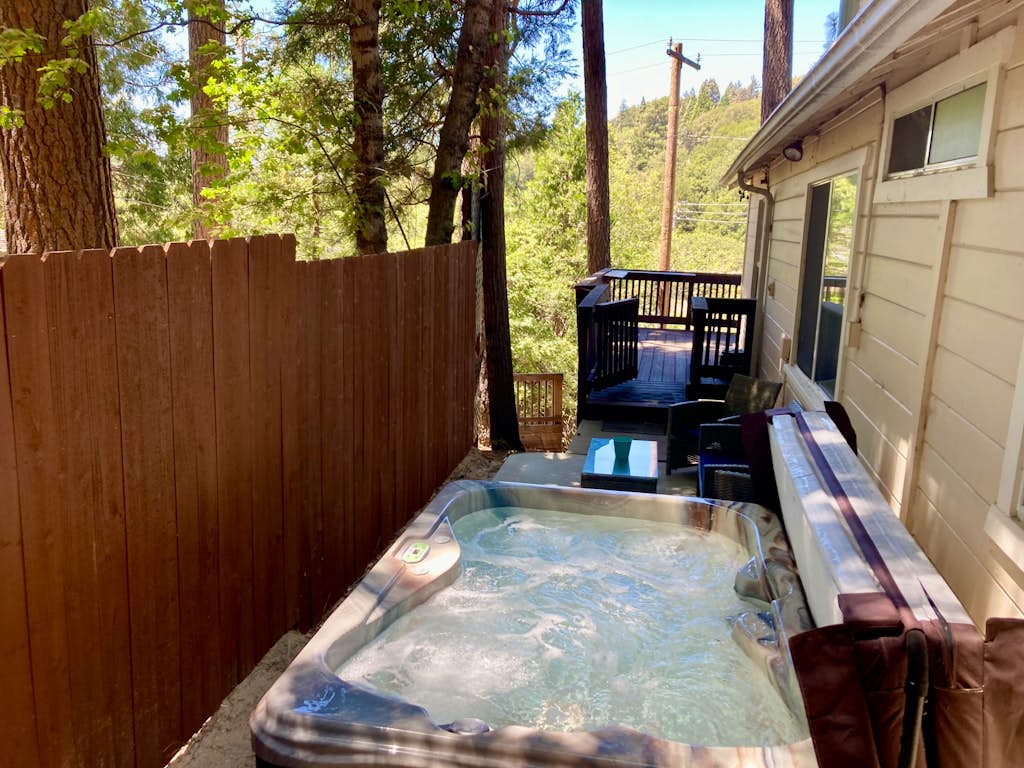 Cozy family friendly home w/ private hot tub & outdoor kitchen - Walk to lake!