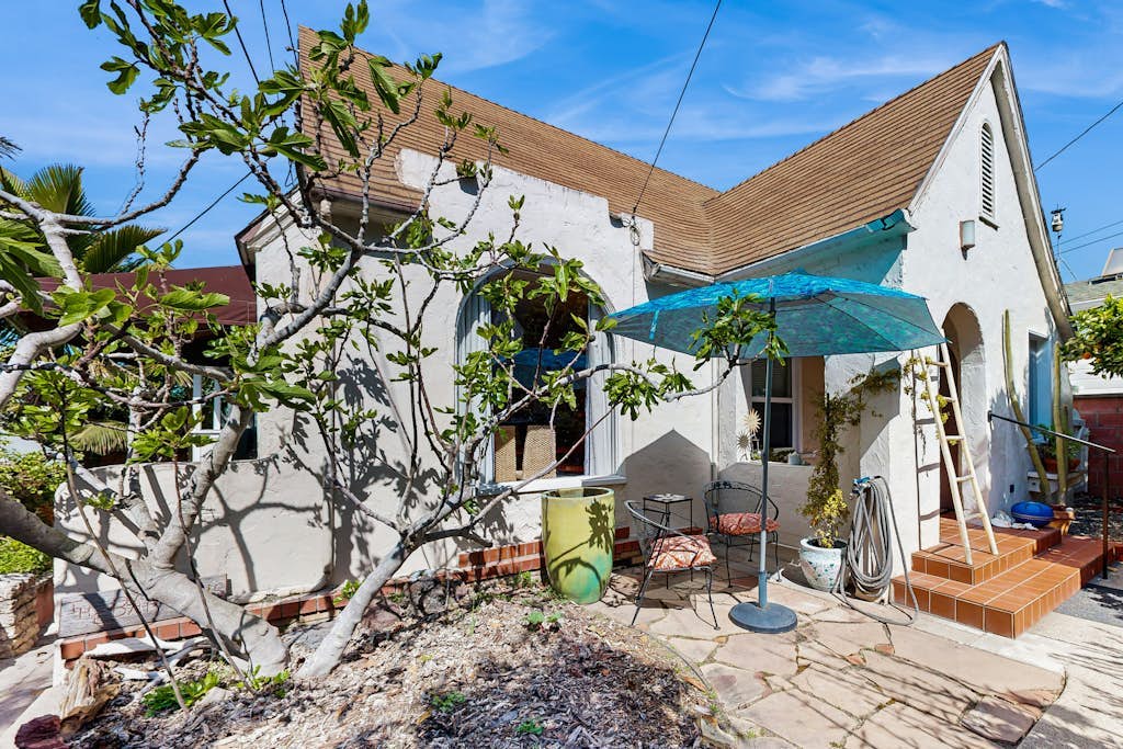 The Avenue: Charming hideaway with private deck & peeks of ocean, near downtown