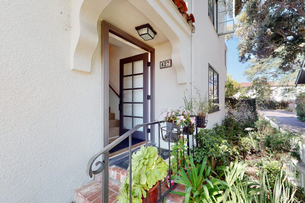 Lovely corner unit studio with patio & grill - 1 block to famed East Beach