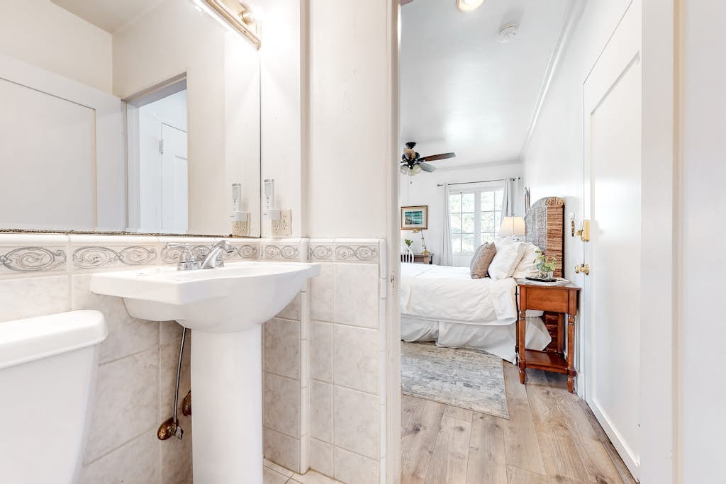 Lovely corner unit studio with patio & grill - 1 block to famed East Beach