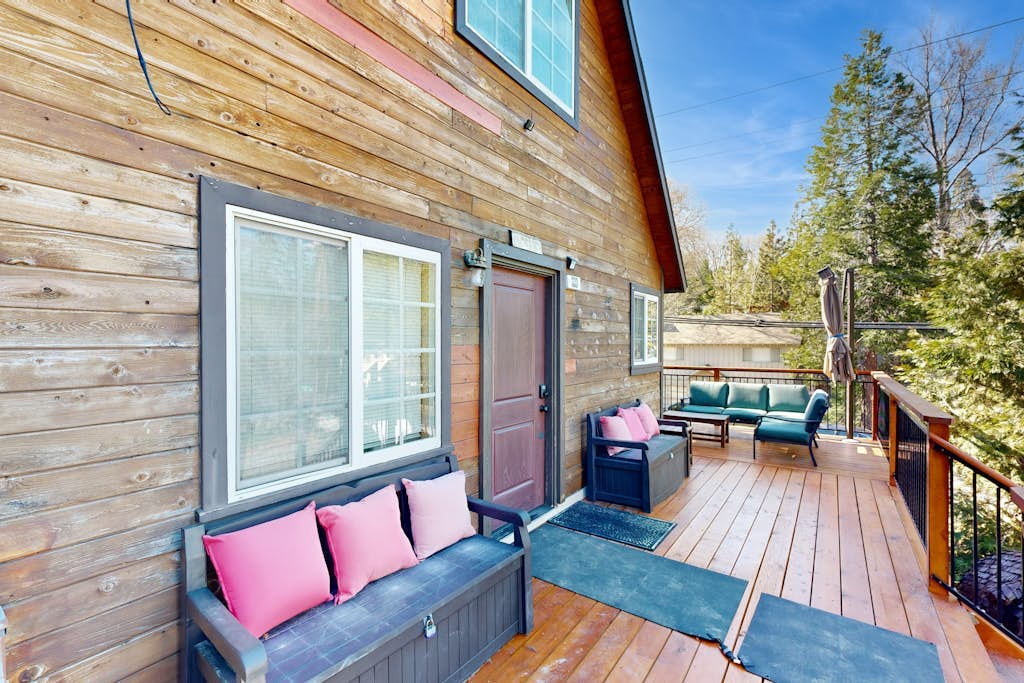Mountain-view cabin with fireplace, outdoor dining, firepit & wraparound deck