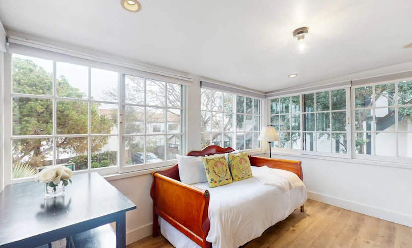 Intimate retreat 1 block to beach with Cal king bed & bonus sleeping room