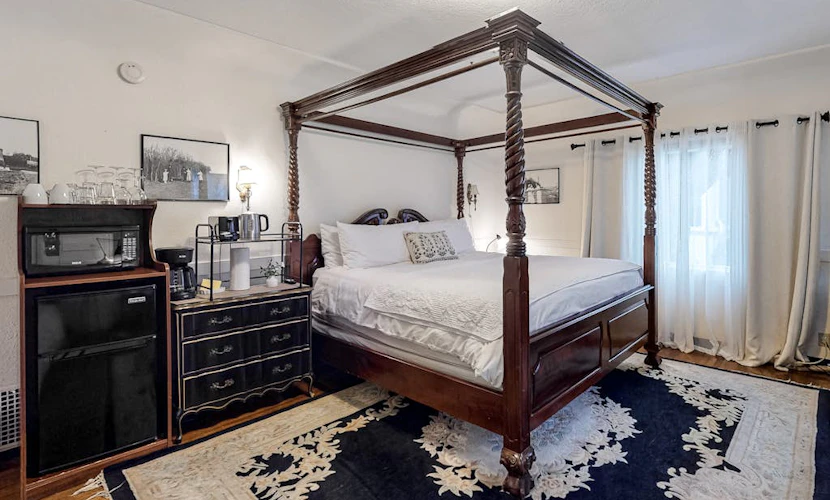 Ground-floor Seaside Suite with charming patio - 2-minute walk to beach