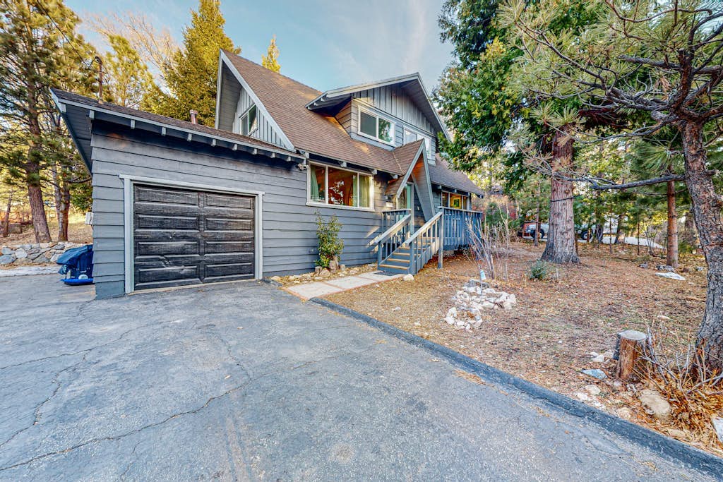 Dog-friendly home with firepit, grill, foosball, Ping-Pong & fireplace
