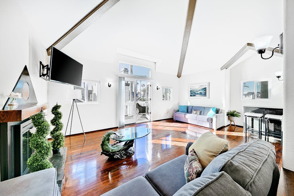 3-Story Duplex w/Private Deck with Great Views, Gas Grill, Incredible Location