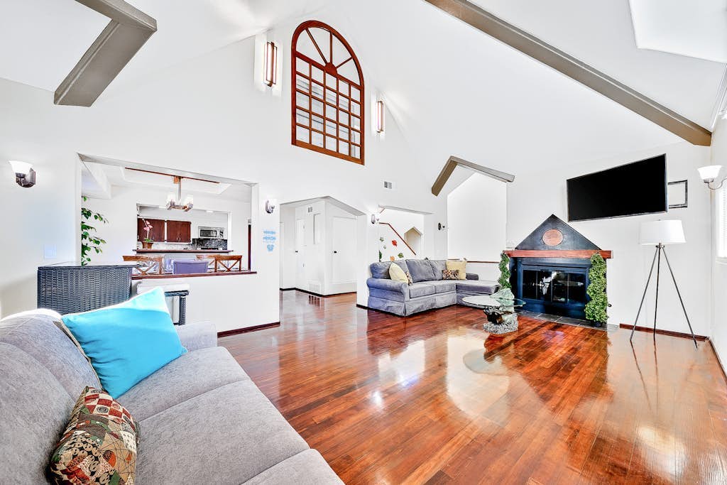 3-Story Duplex w/Private Deck with Great Views, Gas Grill, Incredible Location