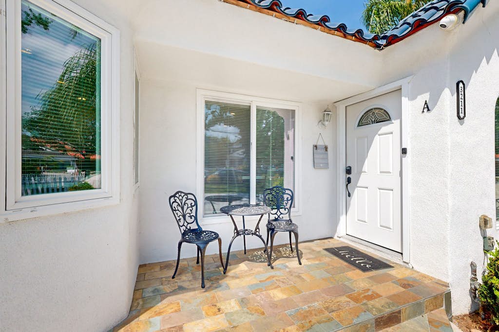 Classic dog-friendly home with fast WiFi, full kitchen, & A/C - near beaches
