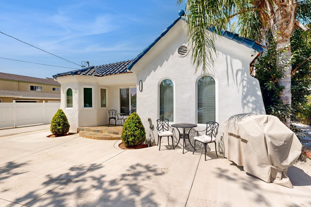 Classic dog-friendly home with fast WiFi, full kitchen, & A/C - near beaches