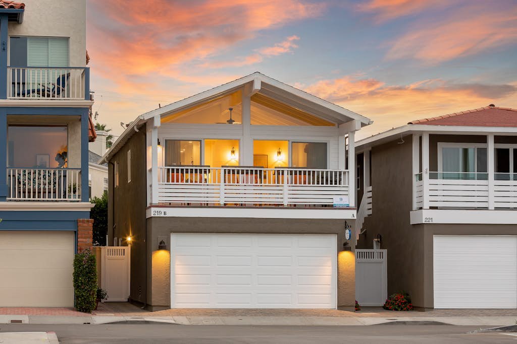 Harbor view dual family home with beach access, balcony & washer/dryer