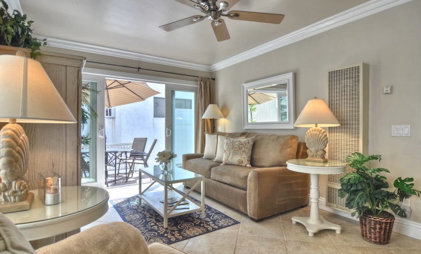 Comfortable coastal condo one block from the beach in Pier Bowl