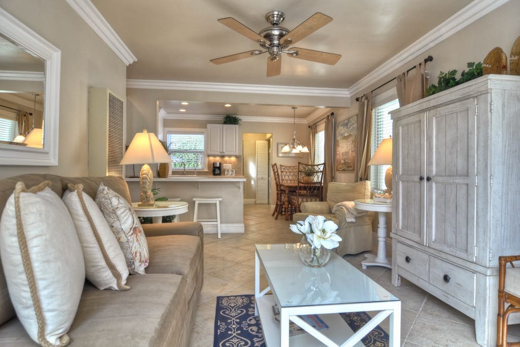 Comfortable coastal condo one block from the beach in Pier Bowl