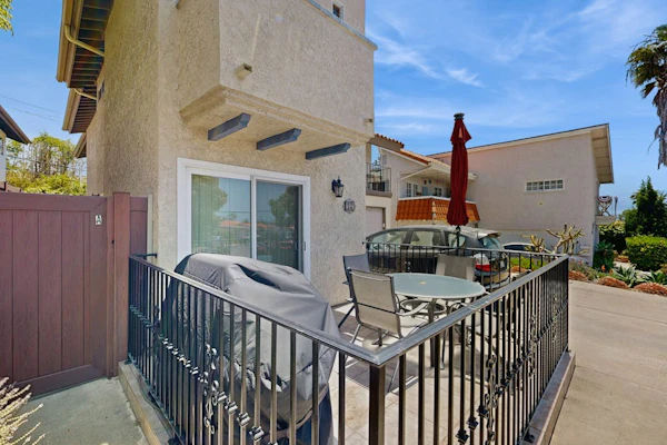 Luxurious townhouse with ocean view, easy walk to beach & village center
