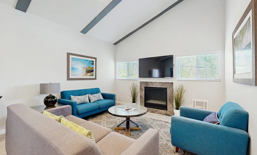 Luxurious townhouse with ocean view, easy walk to beach & village center