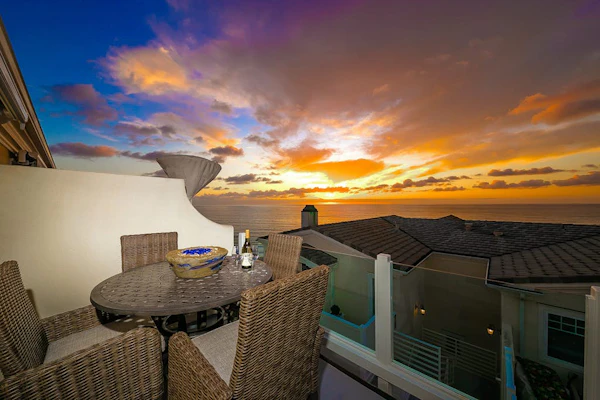 2-Story Townhouse, Ocean View Deck, Fireplace - Walk to Beach