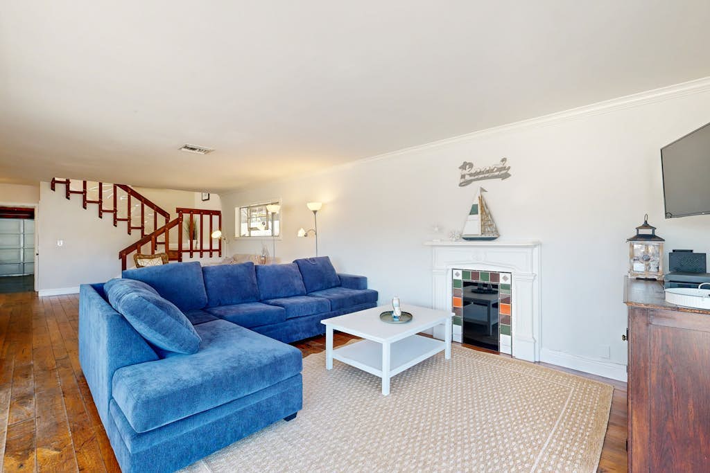 2-story home with bayfront back deck, lovely water views & W/D - dog-friendly
