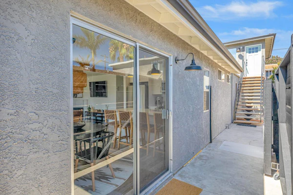 Charming gem near the beach with large backyard, cornhole, fast WiFi & grill