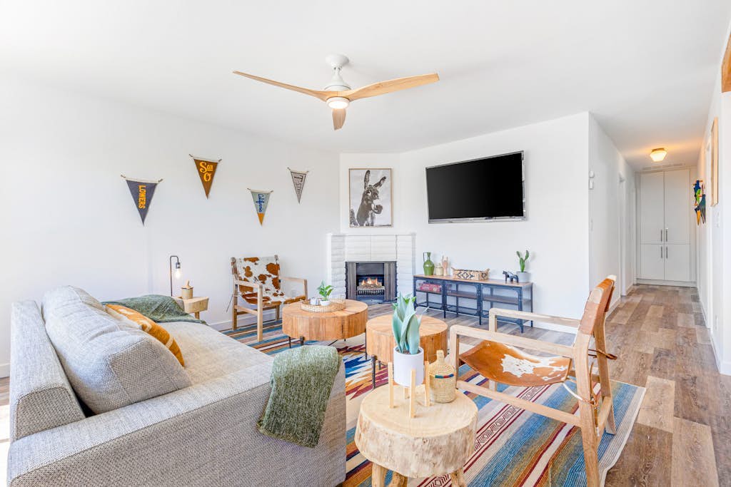 Charming gem near the beach with large backyard, cornhole, fast WiFi & grill