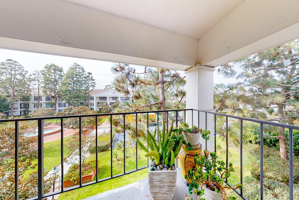 Glamorous, dog-friendly condo with pool, hot tub & W/D - snowbird-friendly