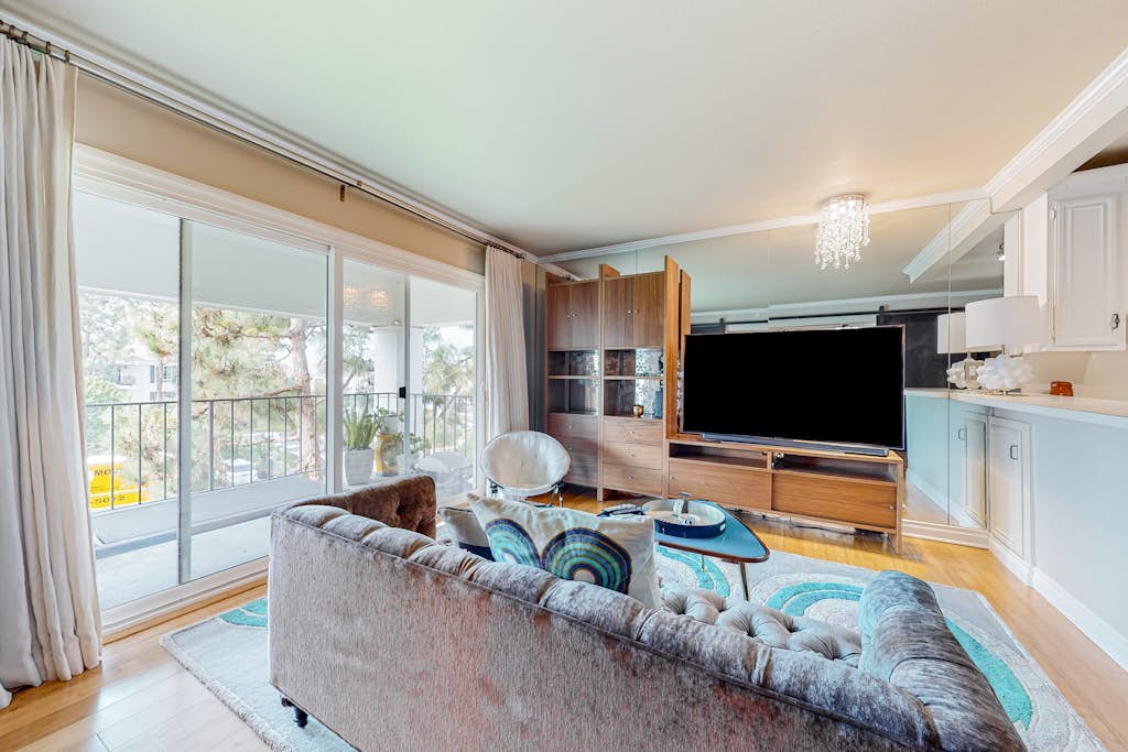 Glamorous, dog-friendly condo with pool, hot tub & W/D - snowbird-friendly
