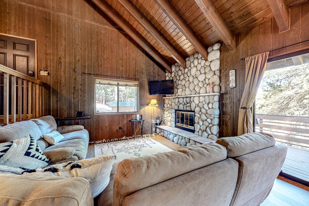 Dog-Friendly home with fireplace, washer/ dryer & deck - near shops & dining