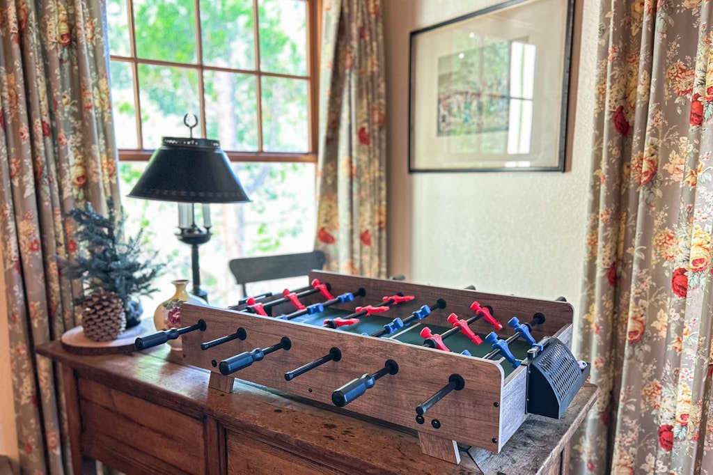 Escape to a Cozy English Countryside Cottage in the Heart of Running Springs