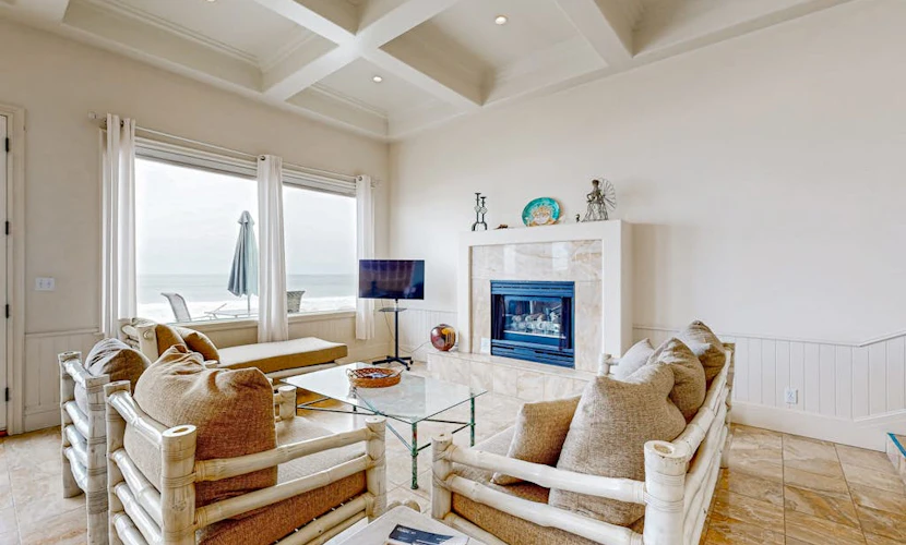 Beachfront dream home with balcony, patio & direct beach access