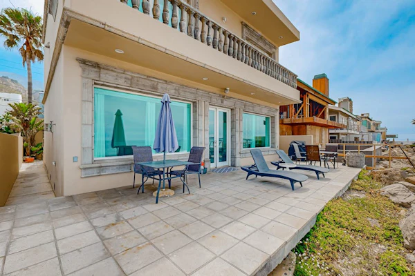 Beachfront dream home with balcony, patio & direct beach access