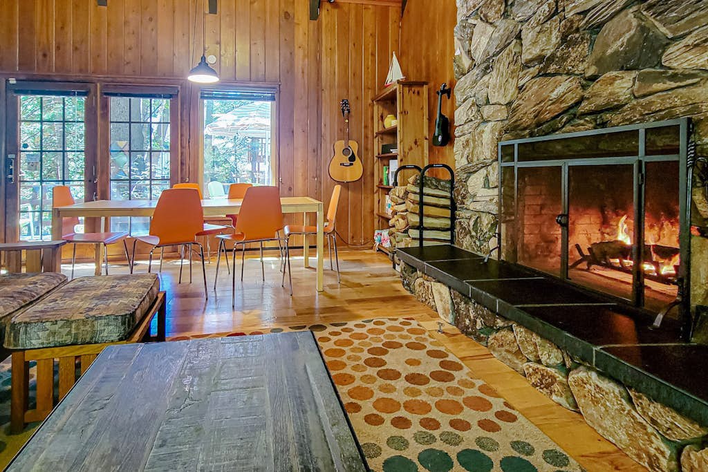 4 BD  W/ Lake Access, Grill, Fire Pit, A/C, Optional Dock