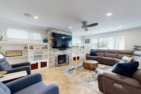 Modern home near the ocean with WiFi, central AC, washer/dryer - snowbirds OK