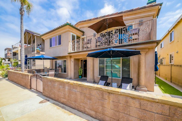 Modern home near the ocean with WiFi, central AC, washer/dryer - snowbirds OK