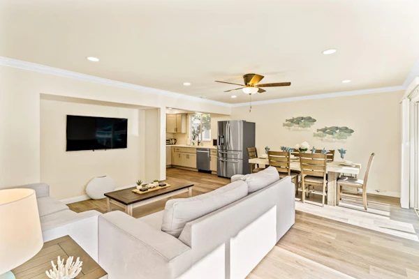 Ground-floor duplex half-block from beach with patio & W/D - dog-friendly