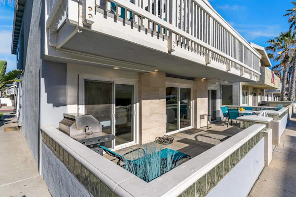 Ground-floor duplex half-block from beach with patio & W/D - dog-friendly