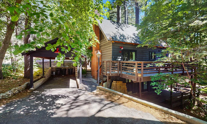Dog-friendly cabin near lake with large deck and great location