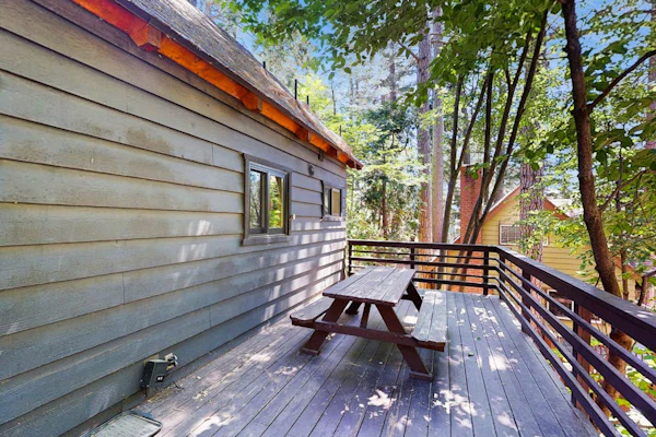 Dog-friendly cabin near lake with large deck and great location