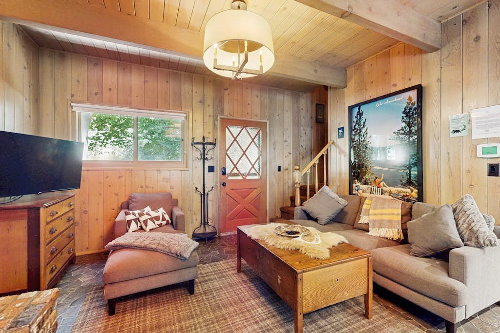 Dog-friendly cabin near lake with large deck and great location
