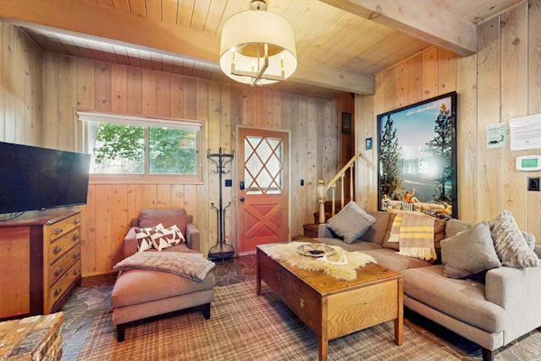 Dog-friendly cabin near lake with large deck and great location