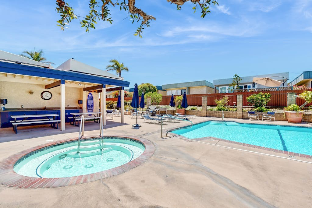 Updated townhome in gated community  w/ shared pool & jacuzzi - walk to beach