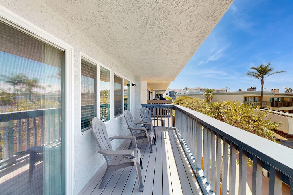 Updated townhome in gated community  w/ shared pool & jacuzzi - walk to beach